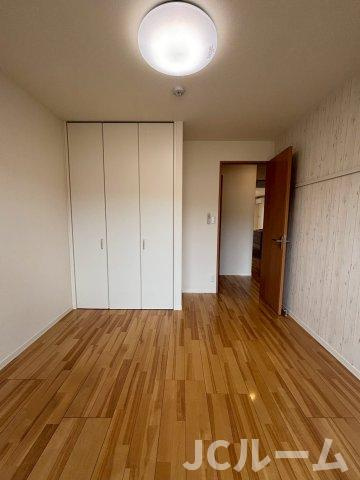 柏崎市松美１丁目のアパートの洋室