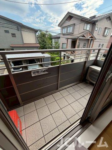 柏崎市松美１丁目のアパートのバルコニー