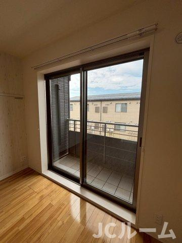 柏崎市松美１丁目のアパートの居間・リビング