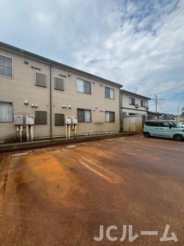 柏崎市松美１丁目のアパートの駐車場