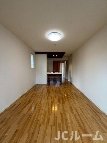 柏崎市松美１丁目のアパートの居間・リビング