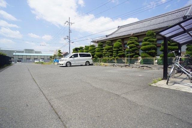 ルミエール二階堂の駐車場
