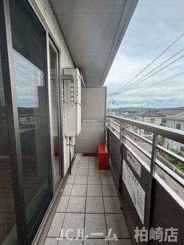 柏崎市松美１丁目のアパートのバルコニー