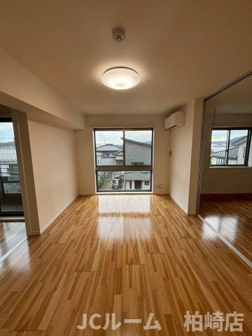 柏崎市松美１丁目のアパートの居間・リビング|同間取り別の部屋の写真です