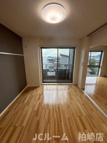 柏崎市松美１丁目のアパートの洋室|同間取り別の部屋の写真です