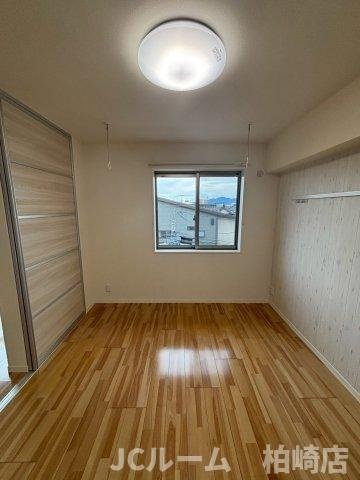 柏崎市松美１丁目のアパートの洋室|同間取り別の部屋の写真です