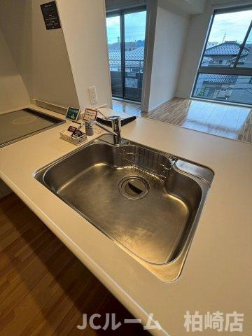 柏崎市松美１丁目のアパートのキッチン|同間取り別の部屋の写真です