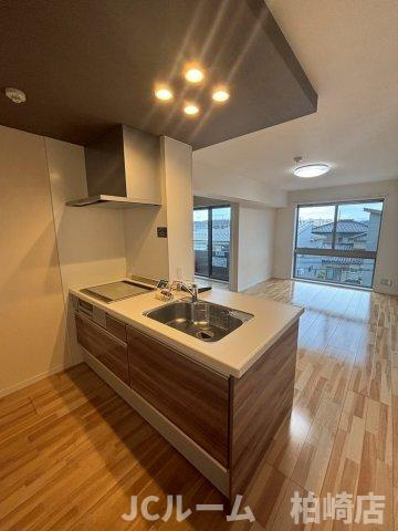 柏崎市松美１丁目のアパートのキッチン|同間取り別の部屋の写真です