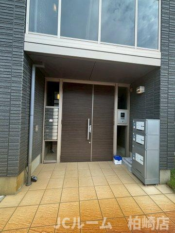 柏崎市松美１丁目のアパートのエントランス