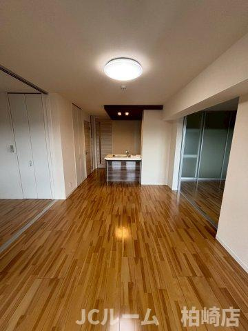 柏崎市松美１丁目のアパートの居間・リビング|同間取り別の部屋の写真です