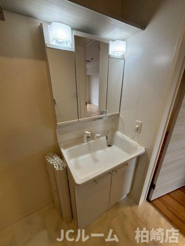 柏崎市松美１丁目のアパートの独立洗面台|同間取り別の部屋の写真です