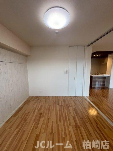 柏崎市松美１丁目のアパートの洋室|同間取り別の部屋の写真です