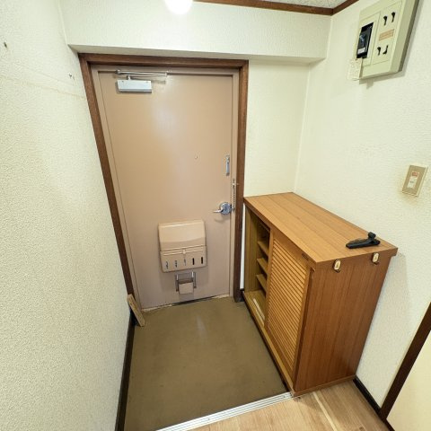 財形第16日の出コーポの玄関