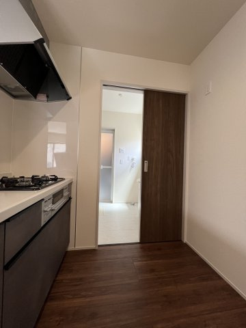 あきる野市野辺　新築戸建全1棟のキッチン|キッチンと洗面脱衣室が繋がってることで、料理や洗濯といった日々の家事がスムーズに行えます♪