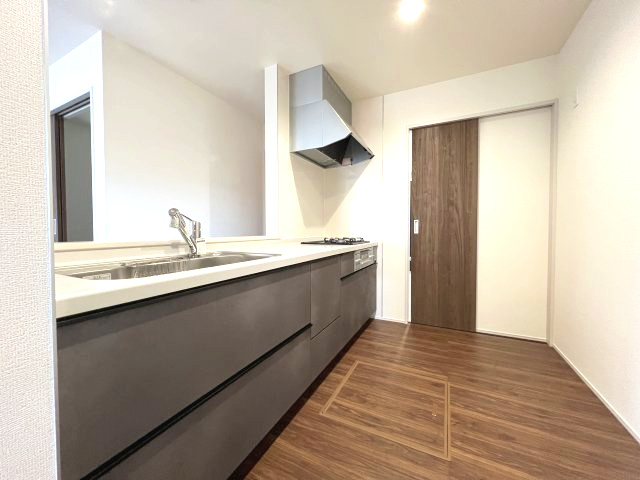 あきる野市野辺　新築戸建全1棟のキッチン|スライド収納付きシステムキッチン。パスタ鍋や圧力鍋の出し入れもスムーズ