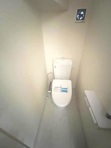 あきる野市野辺　新築戸建全1棟のトイレ|1階トイレには快適な温水洗浄便座付
