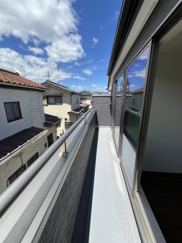 あきる野市野辺　新築戸建全1棟のバルコニー|陽光と清風を運ぶ幅広バルコニー♪