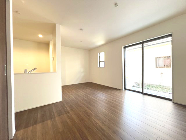 あきる野市野辺　新築戸建全1棟の居間・リビング|15.5帖の広々ダイニングで家族団らんのひと時を