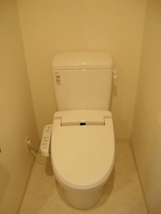 エステムプラザ難波EASTIIブレストのトイレ|エステムプラザ難波ＥＡＳＴIIブレスト　温水洗浄便座