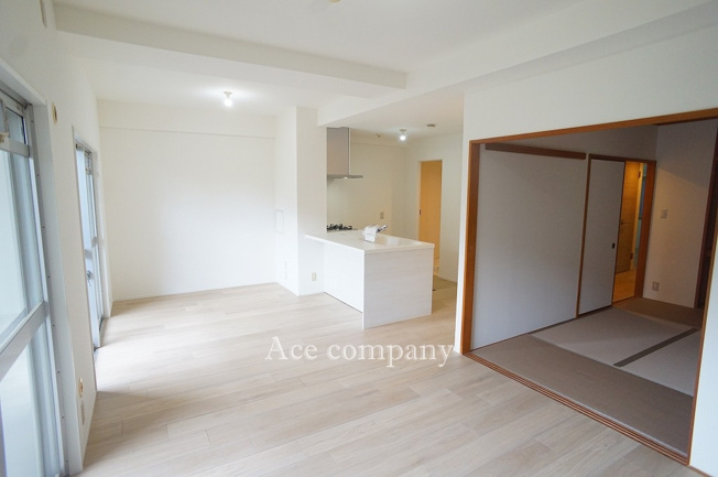 【居間・リビング】 | プレスタ杭全 | 【LDK：約15帖】クロス全面貼替え、床全面フロアタイル上張り、全面建具新調、水廻り設備一新、ハウスクリーニング済みです☆