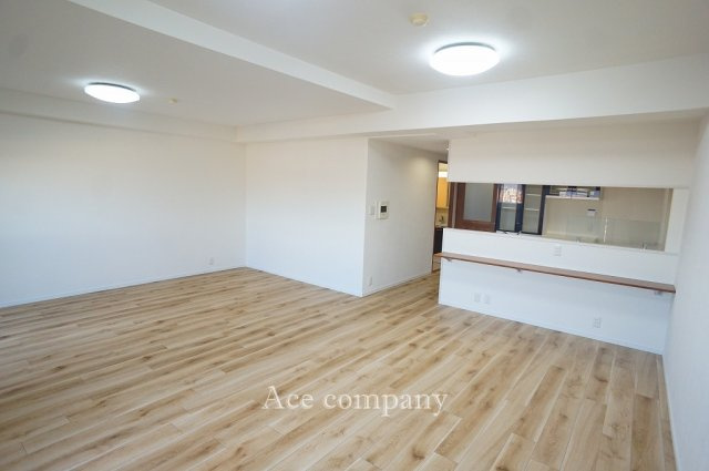 【居間・リビング】 | プレスタ杭全 | 【LDK：現況広々22帖！】クロス貼替え、全室床フロアタイル・CF張替え、建具新調、ダウンライト新調済みです☆