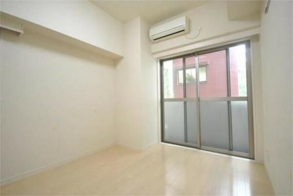 ラグジュアリーアパートメント本郷の居間・リビング