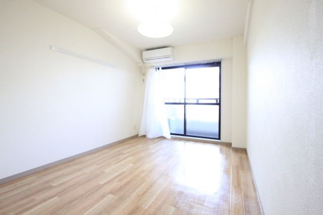 シティパーク菱屋西の洋室