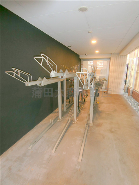 XEBEC(ジーベック平和島Ⅱのその他共用部分|屋根付きラック式の駐輪場