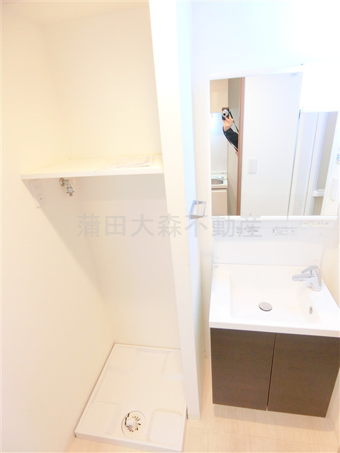 XEBEC(ジーベック平和島Ⅱの洗面所|独立洗面台　棚付きの洗濯機置き場　洗面脱衣所