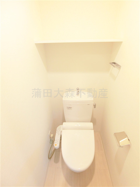 XEBEC(ジーベック平和島Ⅱのトイレ|棚と温水暖房便座付きのトイレ