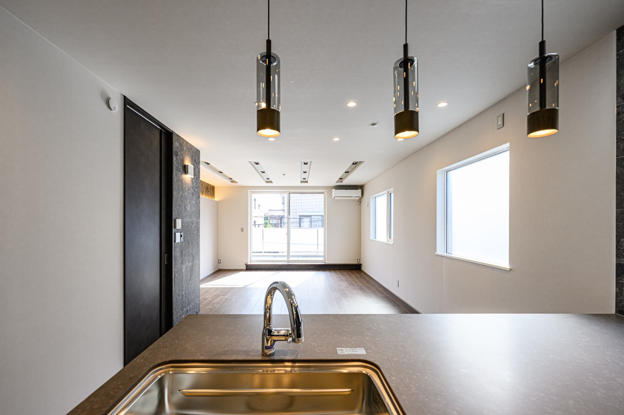 世田谷区世田谷　完成デザイナーズ住宅A号棟の居間・リビング