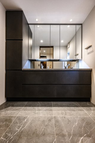 世田谷区世田谷　完成デザイナーズ住宅A号棟の独立洗面台