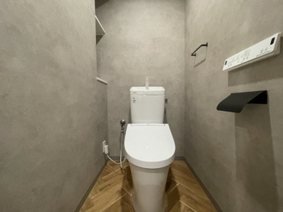 【トイレ】 | ファミール兵庫 | トイレ
収納棚付きの清潔感ある空間。
生活感を抑えたすっきりとしたデザイン。