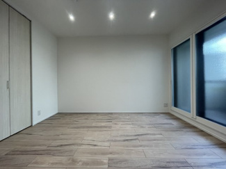 【洋室】 | ファミール兵庫 | 洋室 約6.0帖
リビングと続きで使える隣接洋室。
東向きで明るく、収納付きで寝室にも便利。