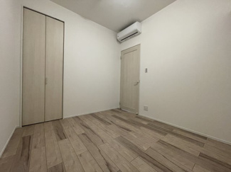 【洋室】 | ファミール兵庫 | 洋室 約5.0帖
クローゼット付きの洋室。
エアコン設置済みで、配管が目立たないすっきりとした仕上がり。