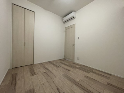 【洋室】 | ファミール兵庫 | 洋室 約5.0帖
クローゼット付きの洋室。
エアコン設置済みで、配管が目立たないすっきりとした仕上がり。