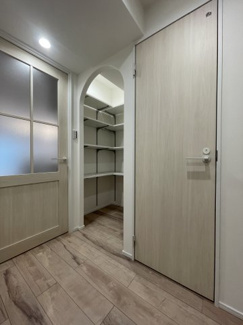 【内装】 | ファミール兵庫 | 収納スペース
アーチ壁が印象的な収納。
可動棚付きで用途に合わせて調整可能。