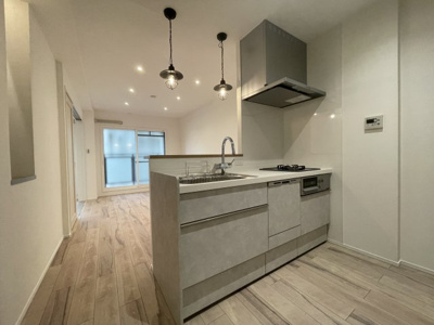 【キッチン】 | ファミール兵庫 | キッチン
食洗機付きのシステムキッチン。
浄水器内蔵のグースネック水栓が空間のアクセントに。
コンパクトながら使い勝手の良いカップボード付き。