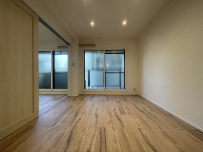 【居間・リビング】 | ファミール兵庫 | LD
東向きで朝の光が心地よく差し込むリビング。
ゆとりある空間に、通信機器をスマートにまとめられるニッチ付き。
明るさとすっきり感を両立した居心地の良い空間です。