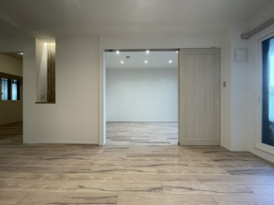 【居間・リビング】 | ファミール兵庫 | LD
東向きで朝の光が心地よく差し込むリビング。
ゆとりある空間に、通信機器をスマートにまとめられるニッチ付き。
明るさとすっきり感を両立した居心地の良い空間です。