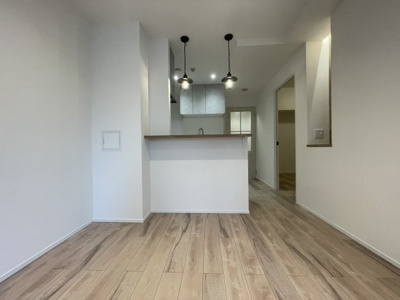 【キッチン】 | ファミール兵庫 | DK
リビングと一体感のあるオープンキッチンのダイニングスペース。視線が抜け、家族との会話が自然と生まれるレイアウトで、食事やくつろぎの時間を心地よく演出します。