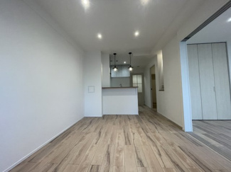 【キッチン】 | ファミール兵庫 | DK
リビングと一体感のあるオープンキッチンのダイニングスペース。視線が抜け、家族との会話が自然と生まれるレイアウトで、食事やくつろぎの時間を心地よく演出します。