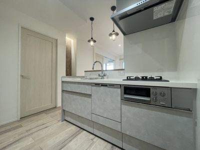 【キッチン】 | ファミール兵庫 | キッチン
食洗機付きのシステムキッチン。
浄水器内蔵のグースネック水栓が空間のアクセントに。
コンパクトながら使い勝手の良いカップボード付き。