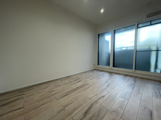 【洋室】 | ファミール兵庫 | 洋室 約6.0帖
リビングと続きで使える隣接洋室。
東向きで明るく、収納付きで寝室にも便利。