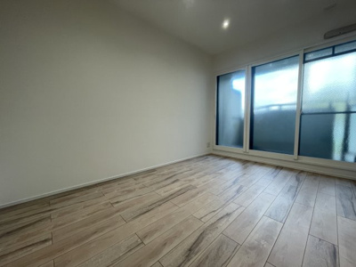 【洋室】 | ファミール兵庫 | 洋室 約6.0帖
リビングと続きで使える隣接洋室。
東向きで明るく、収納付きで寝室にも便利。