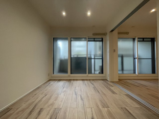 【洋室】 | ファミール兵庫 | 洋室 約6.0帖
リビングと続きで使える隣接洋室。
東向きで明るく、収納付きで寝室にも便利。