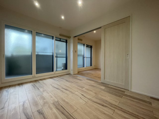 【洋室】 | ファミール兵庫 | 洋室 約6.0帖
リビングと続きで使える隣接洋室。
東向きで明るく、収納付きで寝室にも便利。