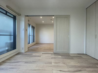 【洋室】 | ファミール兵庫 | 洋室 約6.0帖
リビングと続きで使える隣接洋室。
東向きで明るく、収納付きで寝室にも便利。