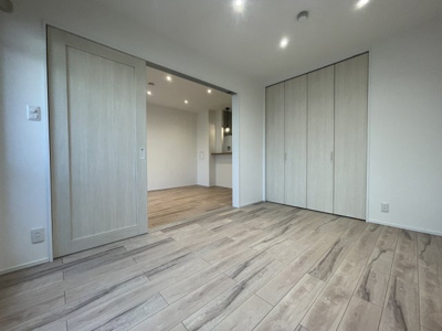 【洋室】 | ファミール兵庫 | 洋室 約6.0帖
リビングと続きで使える隣接洋室。
東向きで明るく、収納付きで寝室にも便利。