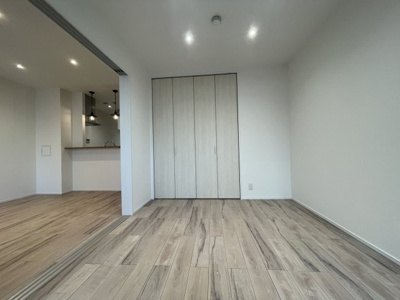 【洋室】 | ファミール兵庫 | 洋室 約6.0帖
リビングと続きで使える隣接洋室。
東向きで明るく、収納付きで寝室にも便利。